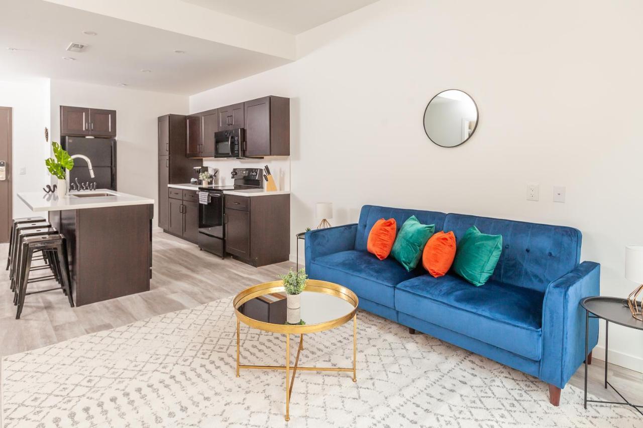 Frontdesk I The Blonde Apts Downtown Цинциннати Номер фото